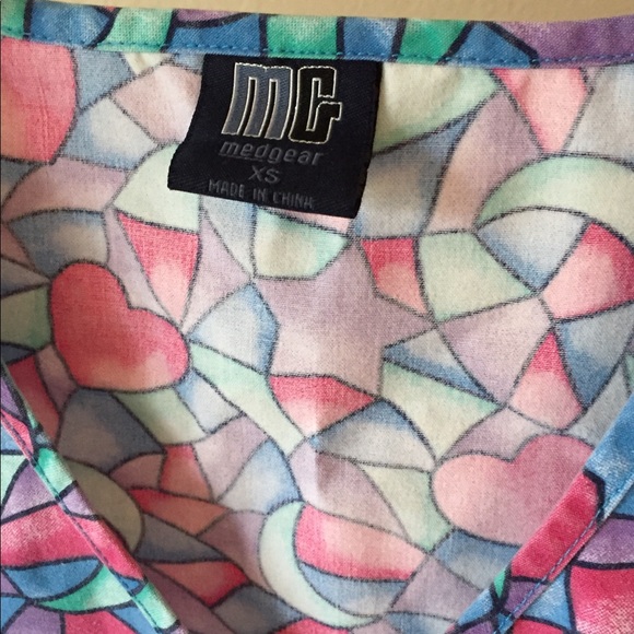 Med Gear Stained Glass Heart Print Ladies Scrub XS - Picture 2 of 4